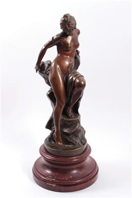 Ferdinand Lepcke (Coburg 1866-1909 Berlin), Bronzeskulptur "Nacktes Mädchen mit Tuch auf einem Felsen sitzend" - Umění, starožitnosti a šperky